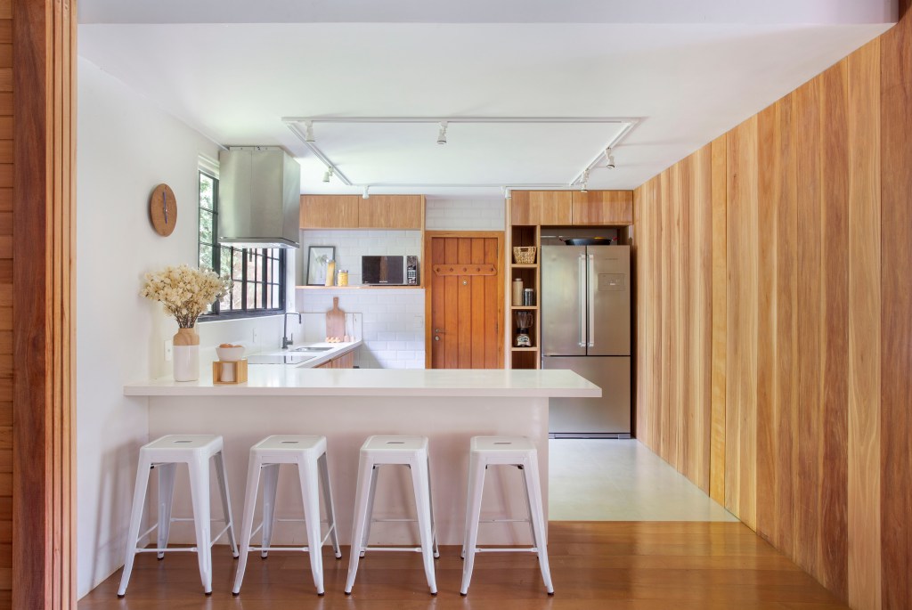 Cozinha com balcão e banquetas