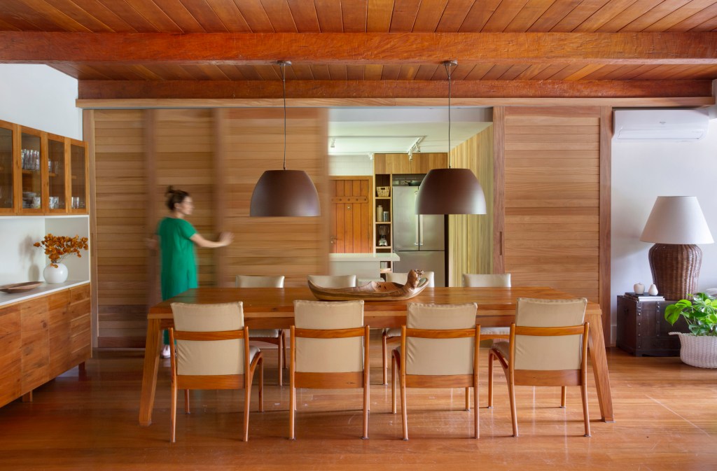 Casa-de-campo-de-250-m2-apresenta-decoracao-com-muita-madeira-projeto-Natalia-Lemos-Paula-Pupo-Juliano-Colodeti-mesa-de-jantar-sala Cozinha integrada com sala de estar
