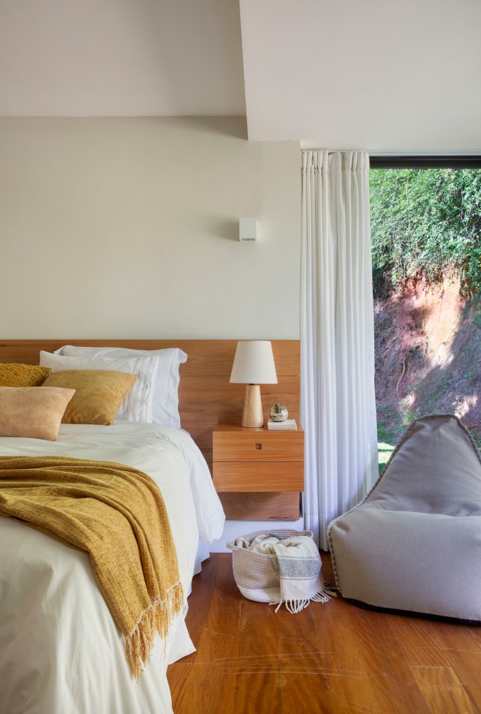 Casa-de-campo-de-250-m2-apresenta-decoracao-com-muita-madeira-projeto-Natalia-Lemos-Paula-Pupo-Juliano-Colodeti-quarto-pufe-cesta Quarto com detalhes em tons de bege