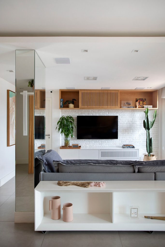 Cópia de Cobertura linear com 260m2 em Icaraí, bairro de Niterói no RJ, assinada pelo escritório IKEDA ARQUITETURA _ foto 9 Sala de tv com sofá e rack