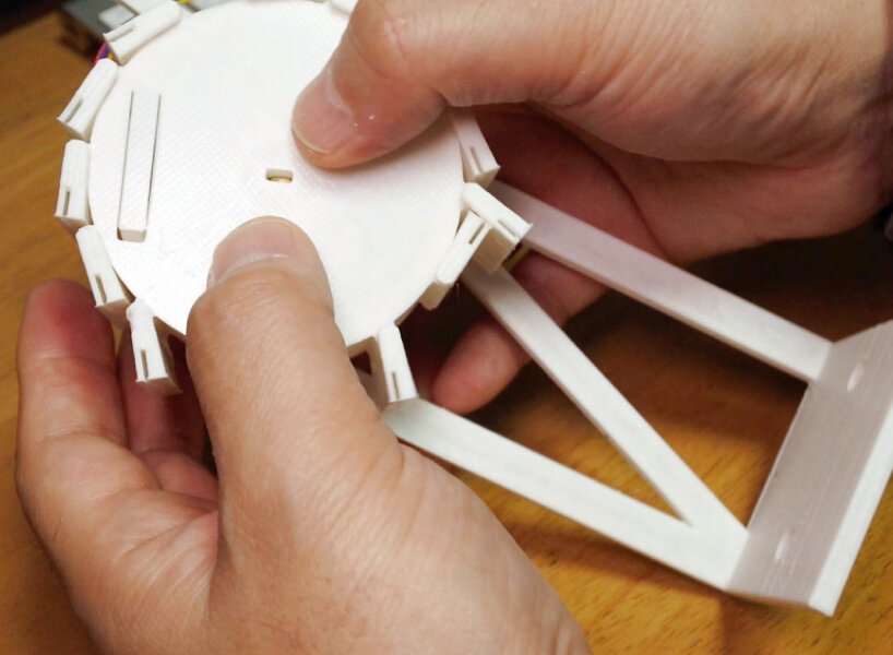 Roda para fixação de cartas.