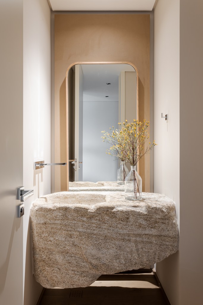 Lavabo com pia de pedra bruta