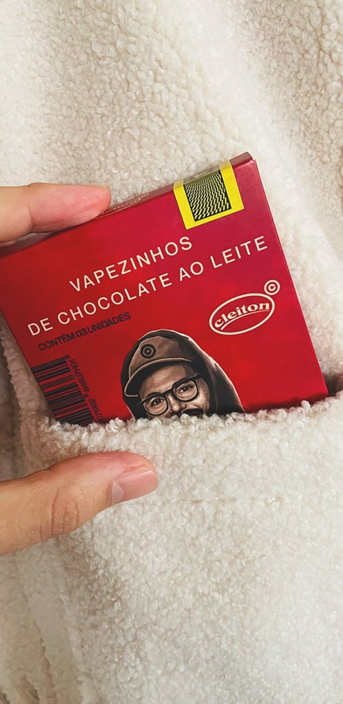 Embalagem de chocolate vermelha inspirada em maço de cigarros.