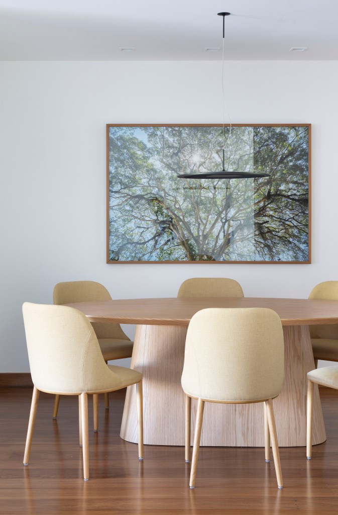 Mesa de jantar com fotografia na parede