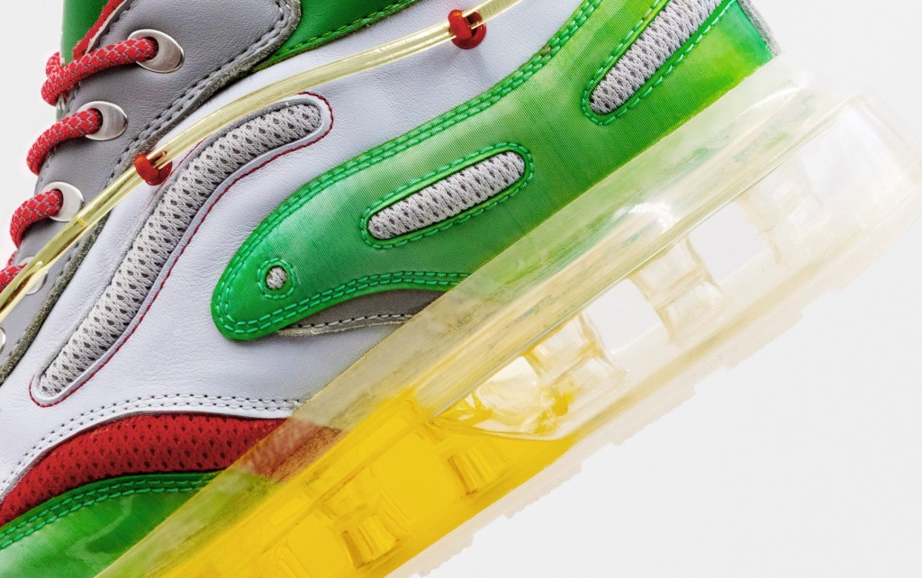 Os tênis da Heineken vêm com breja na sola Dezeen (4) Designer segura tênis em verde, vermelho e branco com sola transparente cheia de cerveja.