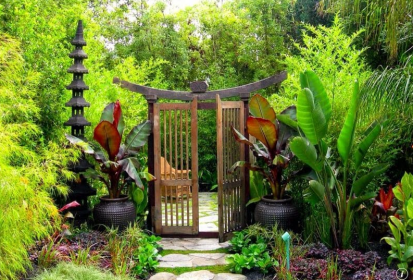 Jardim com portal em madeira