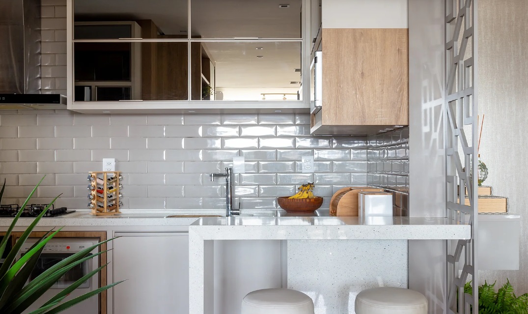 Cozinha com backsplash em tijolinhos brancos