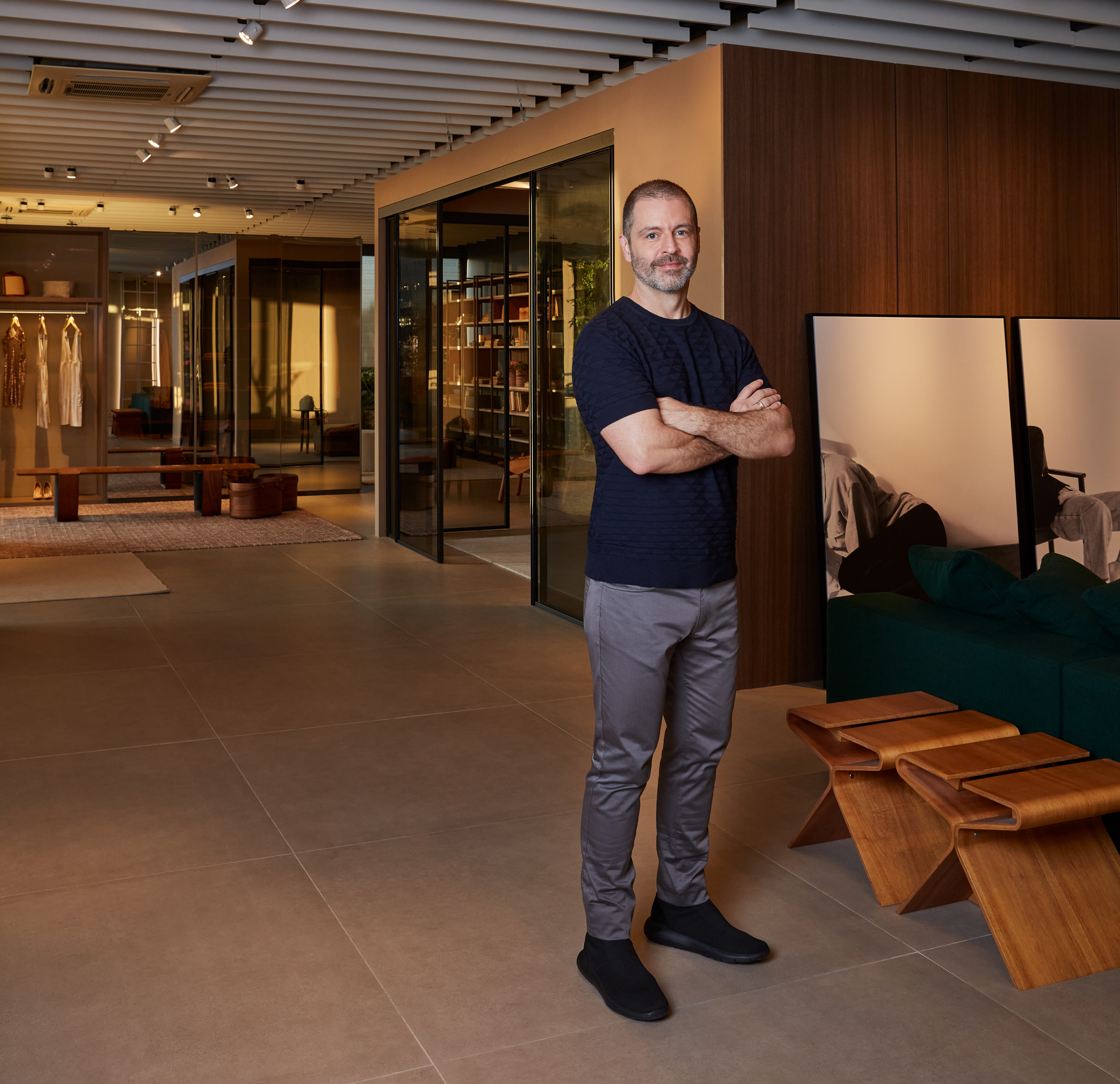 O arquiteto Maur&iacute;cio Arruda &eacute; a estrela da nova campanha da New