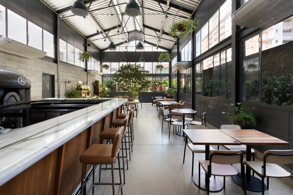 Centro gastronômico ocupa antigo prédio residencial em Santos