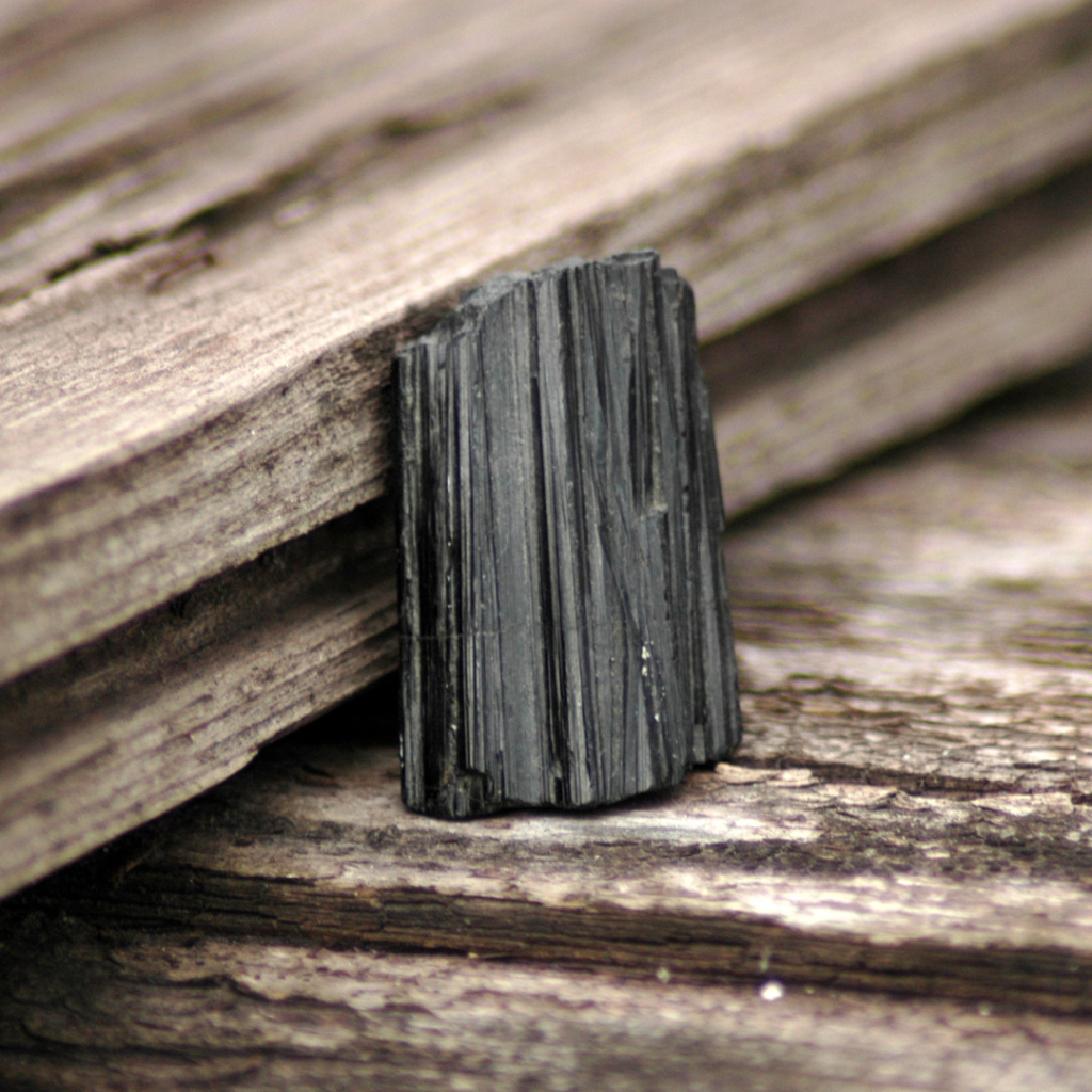 Três plantas e cristais que afastam a inveja e o meu olhado Cristal de turmalina negra.