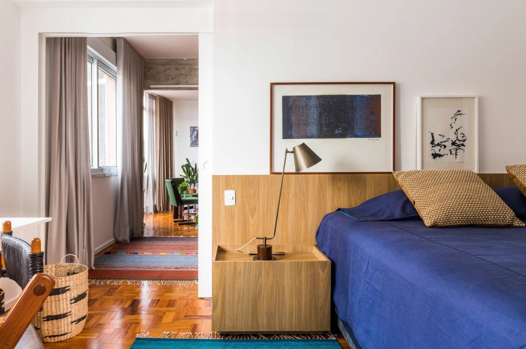 apartamento-de-140-m2-e-repleto-de-telas-assinadas-pelo-morador-frances-11 H2C Arquitetura apartamento são paulo rua augusta arte quadros quarto cama