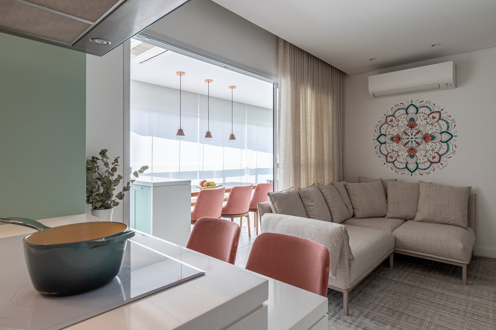 Apê de 79 m² ganha decoração romântica inspirada no feng shui