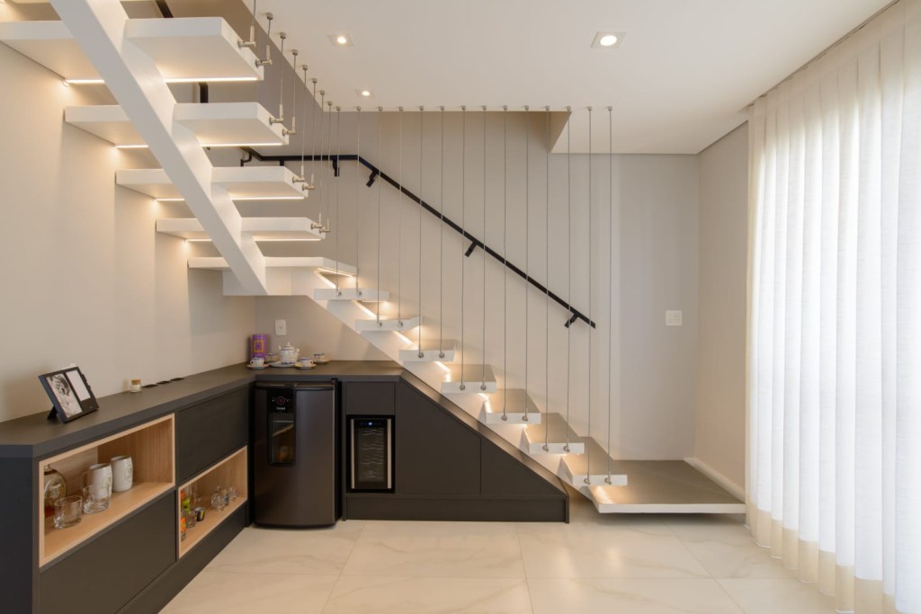 Escada com LED é destaque em cobertura dúplex de 98m²