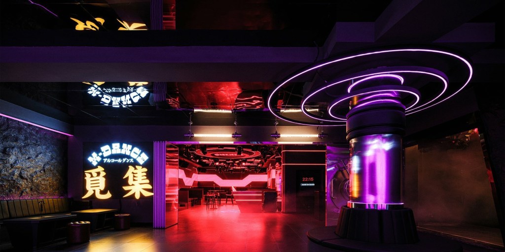 este-bar-apresenta-uma-exibicao-ecletica-de-som-luz-e-cor (2) Este bar apresenta uma exibição eclética de som, luz e cor