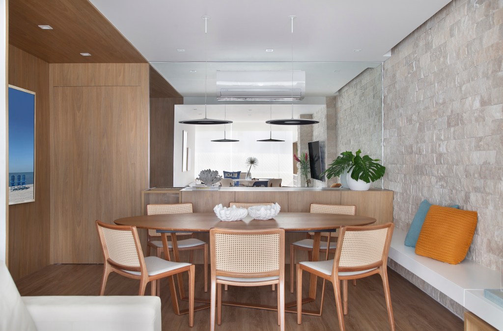 estilo-praiano-ape-100-m-revestimentos-naturais-memoa-arquitetos-fotos-raiana-medina-sala-integrada-cadeiras Sala de jantar com mesa circular em madeira