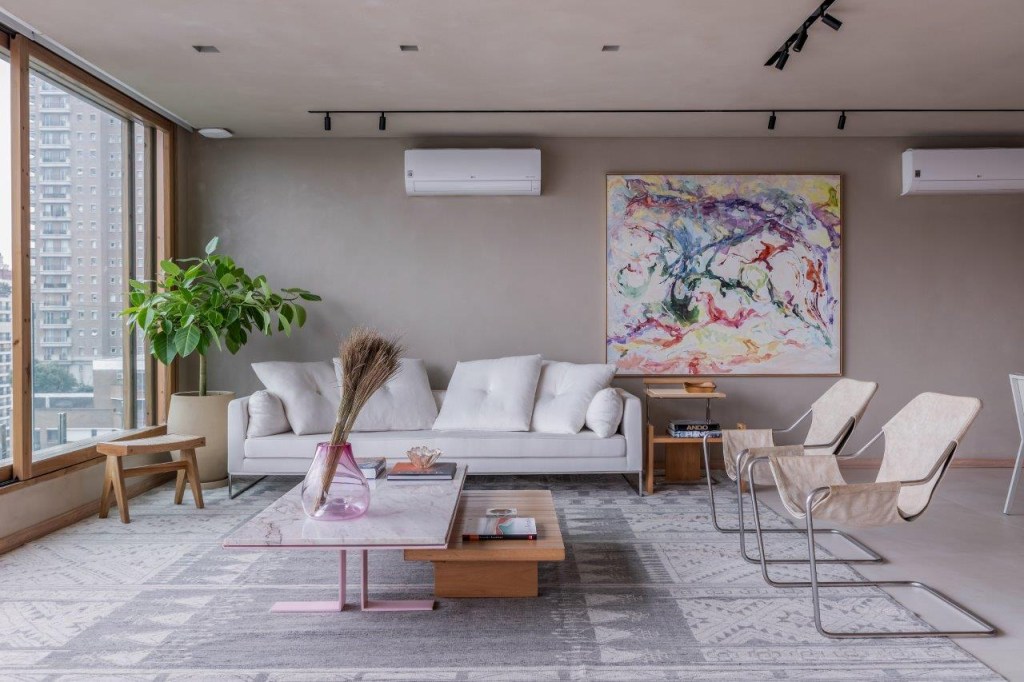 Triplex de 500 m² tem cara de casa e vista privilegiada de São Paulo.