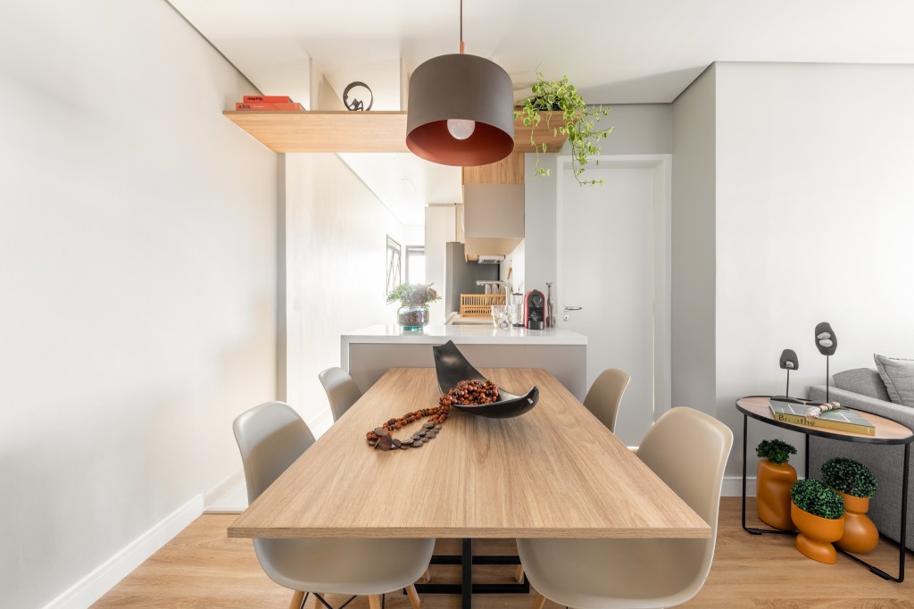 Ambientes integrados, mas com diversas funções, organizam o apê de 52 m²