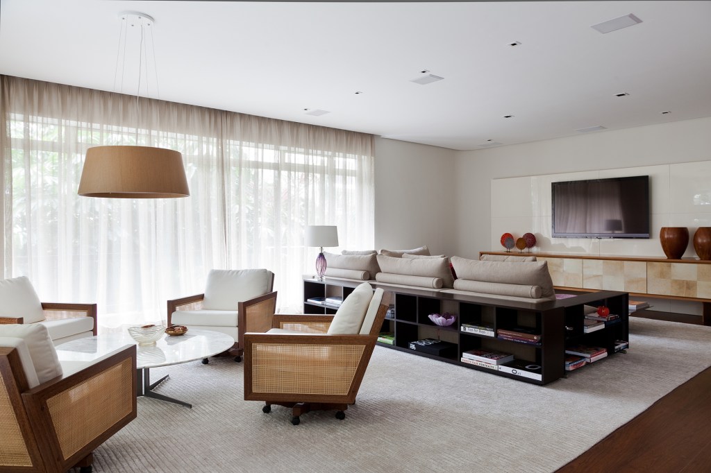 Apartamento de 200 m² tem mobiliário assinado e canto de leitura