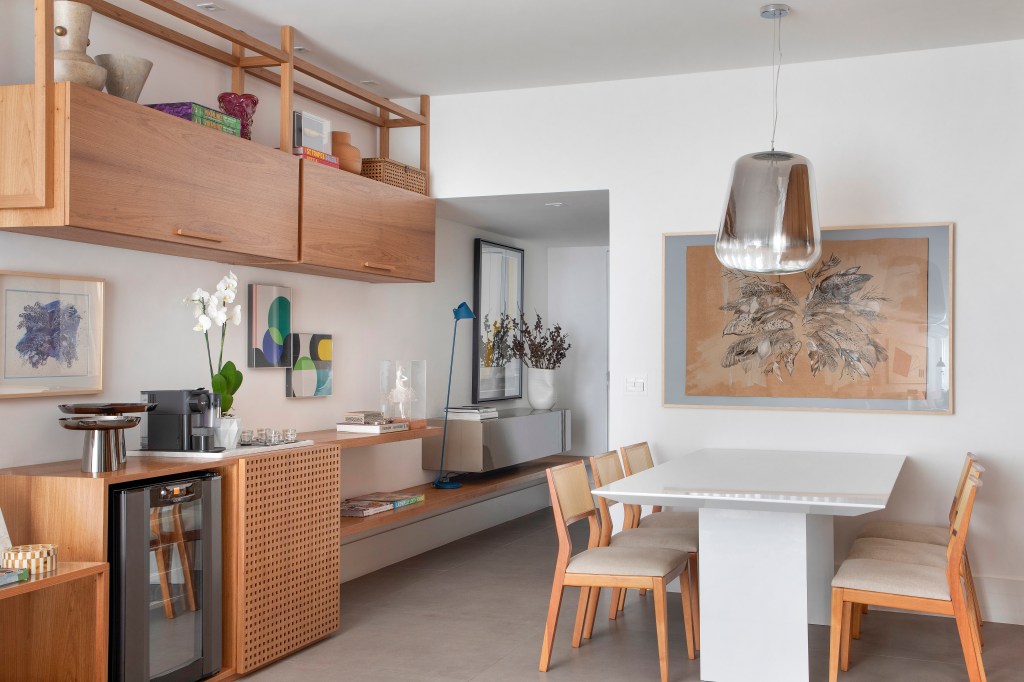 ape-160-m-usa-paleta-de-cores-definir-ambientes-cristina-bezamat-foto-denilson-machado-01-sala-integrada-marcenaria-bar Sala de jantar e hall de entrada