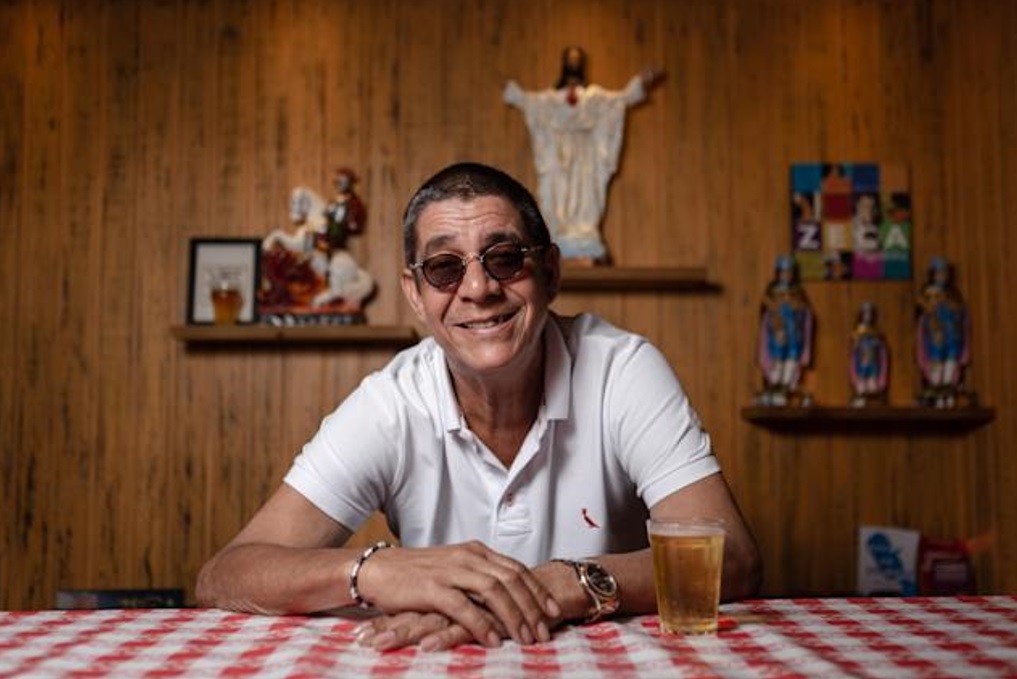 Zeca Pagodinho com copo americano com cerveja