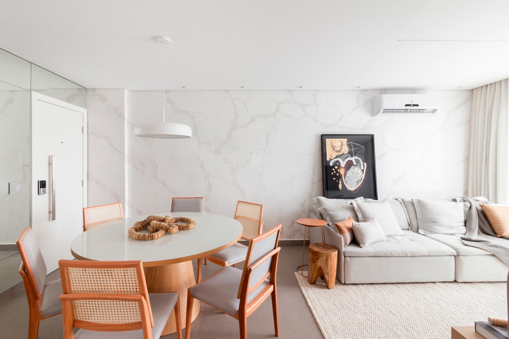 Luz natural e decoração minimalista promovem aconchego em apê de 97 m². Projeto Relato Arquitetos.