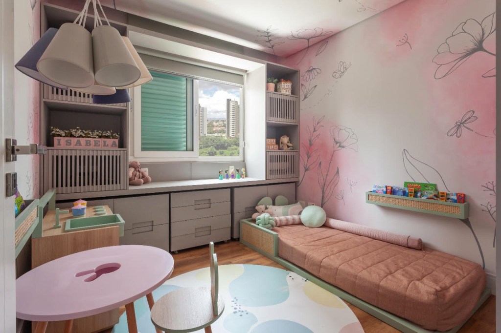 quarto-crianca-paleta-arqutetura-carol-claro-divulgacao Assinado pela arquiteta Carol Claro, da Paleta Arquitetura, o quarto lúdico era o antigo home office da família, que já contava com uma estrutura de marcenaria, que foi aproveitada para o projeto. A estética aliou a funcionalidade do ambiente.