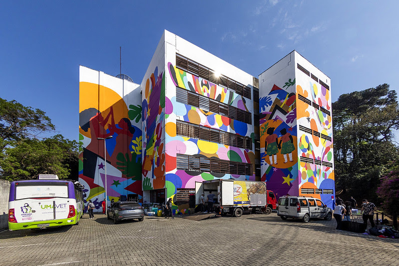 12-edicao-virada-sustentavel-comeca-hoje-05-Alexandre Urch Grafite das artistas Avaf e Linoca Souza, sobre o ODS Igualdade de Gênero, da ONU, na empena do CEU Campo Limpo durante a Virada Sustentável de 2021