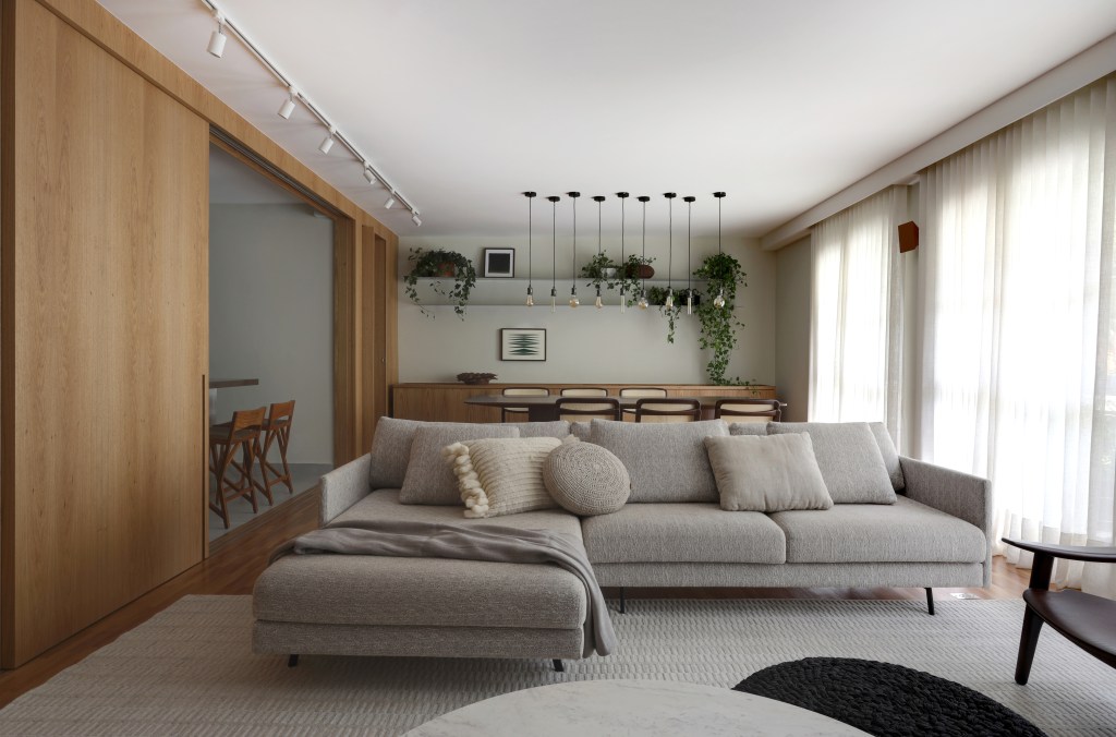 Apê de 180m² tem prateleiras de plantas e papel de parede botânico