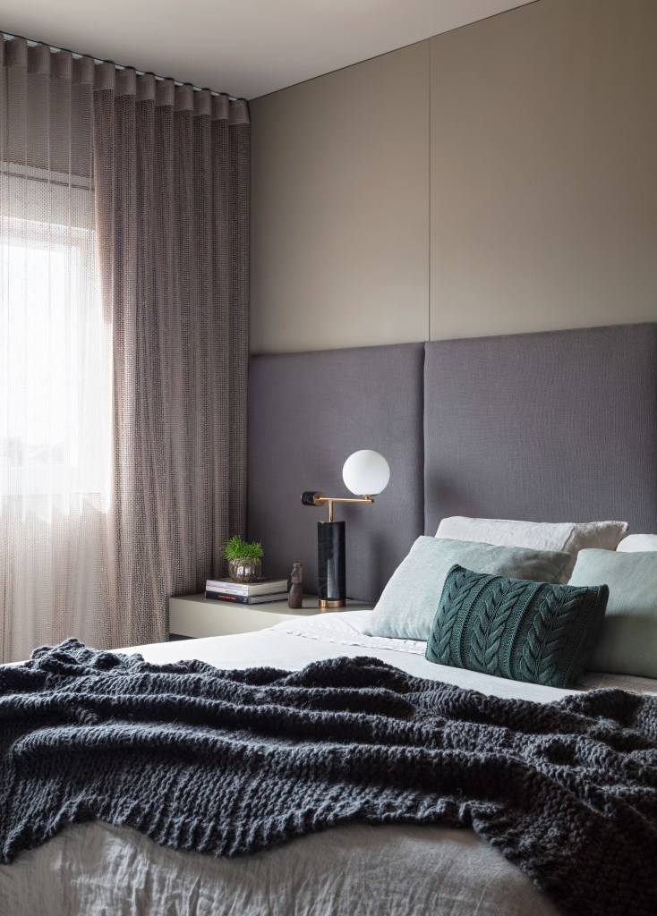 arquiteto-une-dois-apes-130m-criar-lar-sofisticado-gustavo-mascara-fotos-alessandro-gruetzmacher-20 Quarto com cama e cabeceira acolchoada