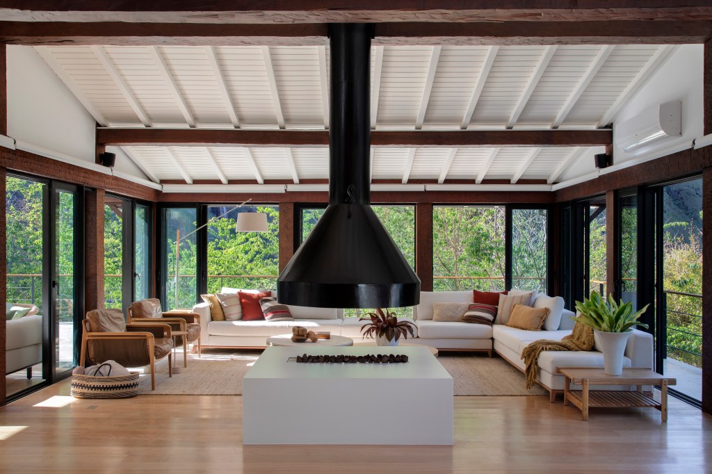 casa-de-campo-657m-luz-natural-se-abre-para-paisagem-studio-duas-arquitetura-fotos-juliano-colodeti-19 Sala de estar; lareira; mesa de centro; escada; sofá