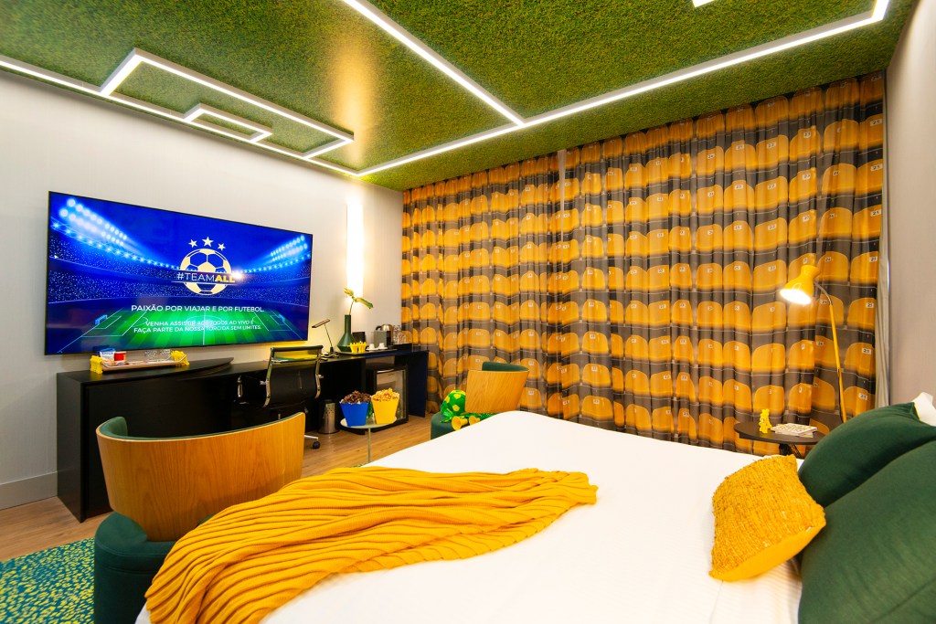 copa-do-mundo-quarto-tematico-tem-gramado-no-teto-e-escultura-de-pebolim (2) copa do mundo quarto copa hotel gramado verde amarelo cortina