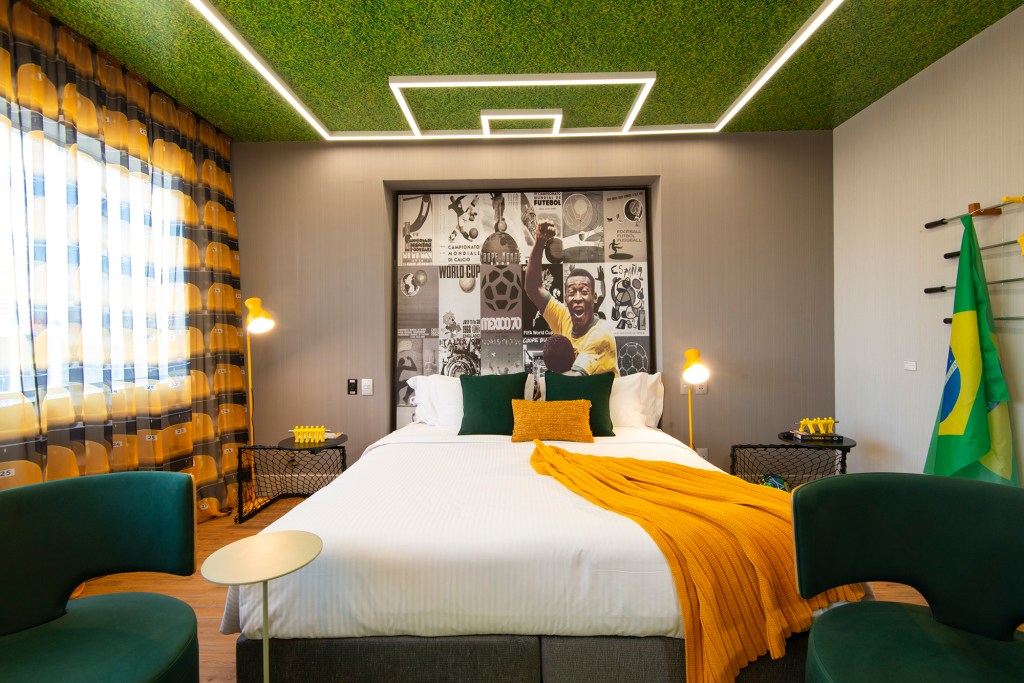 copa-do-mundo-quarto-tematico-tem-gramado-no-teto-e-escultura-de-pebolim (6) copa do mundo quarto copa hotel gramado verde amarelo