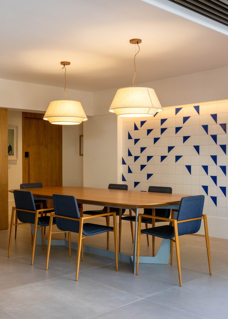 decoracao-apartamento-inspirada-na-leveza-do-mar-maurici-nobrega-fotos-andre-nazareth-27-jantar-azulejo Sala de jantar com mesa em madeira e cadeiras estofadas em azul