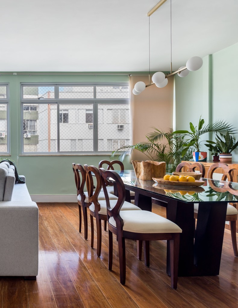 Sala de jantar com mesa e cadeiras em madeira