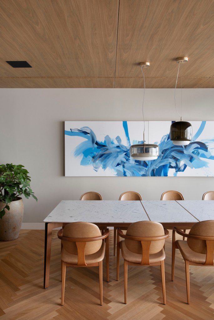reforma-ape-165m-portico-marcenaria-magarao-lindenberg-arquitetura-fotos-juliano-colodeti-14-sala-jantar-quadro Sala de jantar com quadro azul, luminárias