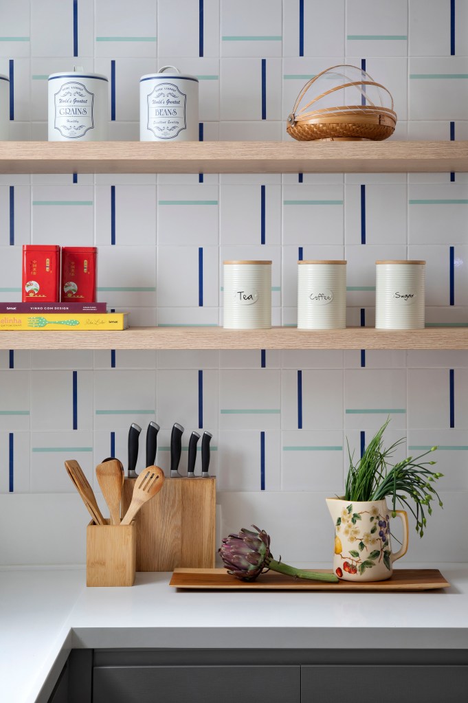 ape-150m-planta-circular-dois-home-offices-cozinha-integrada-fernanda-medeiros-fotos-juliano-colodeti-06-azulejo-bancada-backsplash Cozinha; azulejo; backsplash; prateleira de madeira