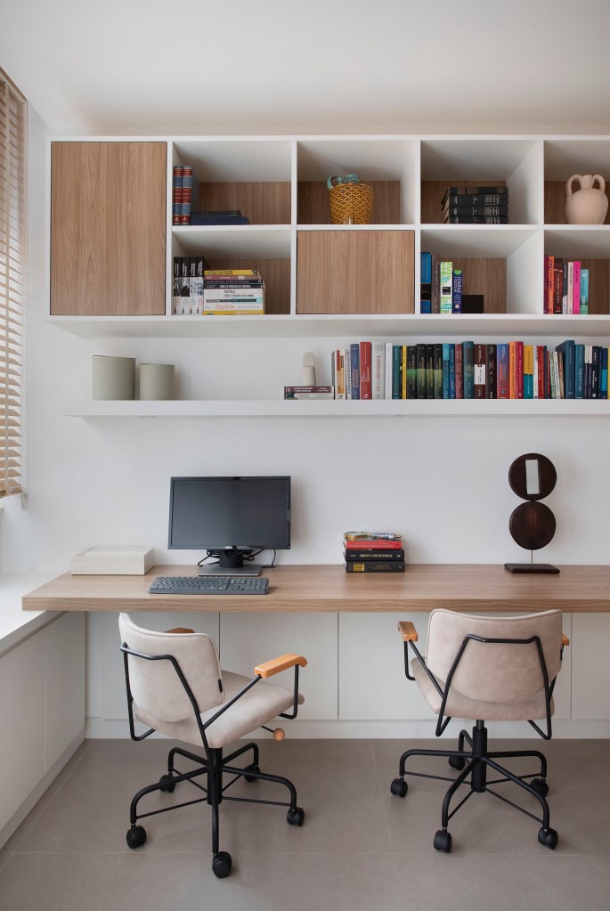 ape-150m-planta-circular-dois-home-offices-cozinha-integrada-fernanda-medeiros-fotos-juliano-colodeti-20-home-office Home office; bancada; prateleira; estante; cadeira de escritório
