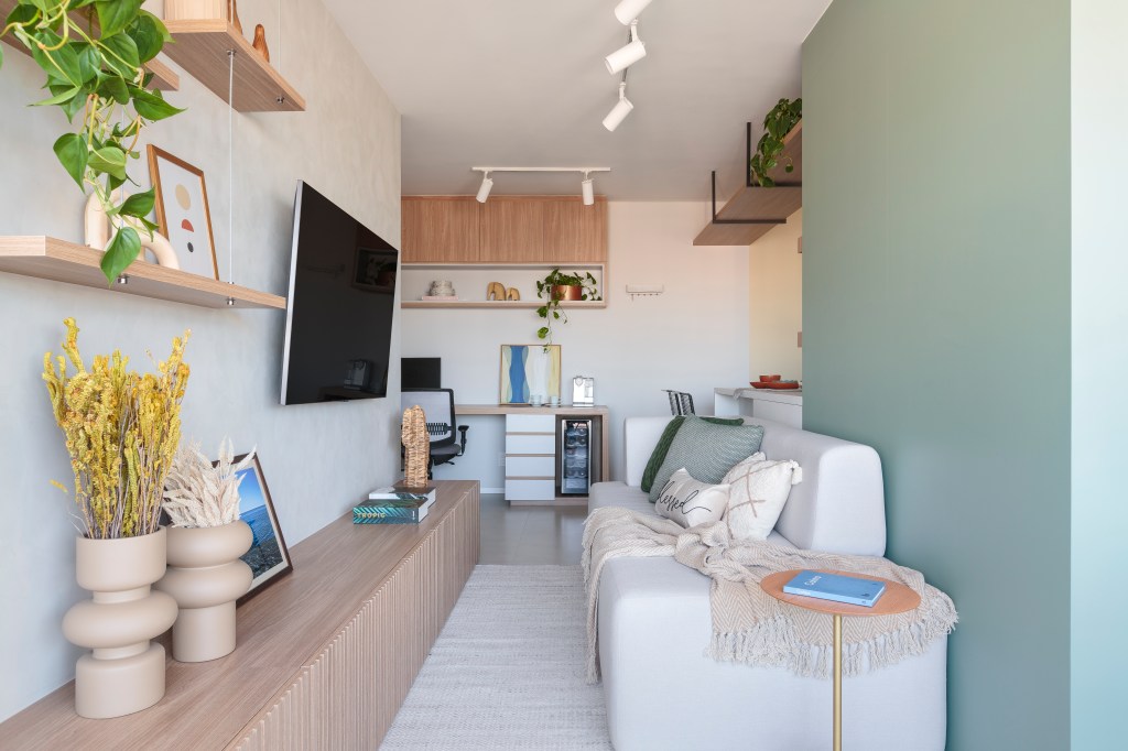 ape-de-70m-layout-100-reformulado-integrado-estudio-mare-felco-07-sala-pequena-sofa-tv-home-office-banco-rack Sala de estar; sala de estar pequena; sala de estar estreita; sofá; home office