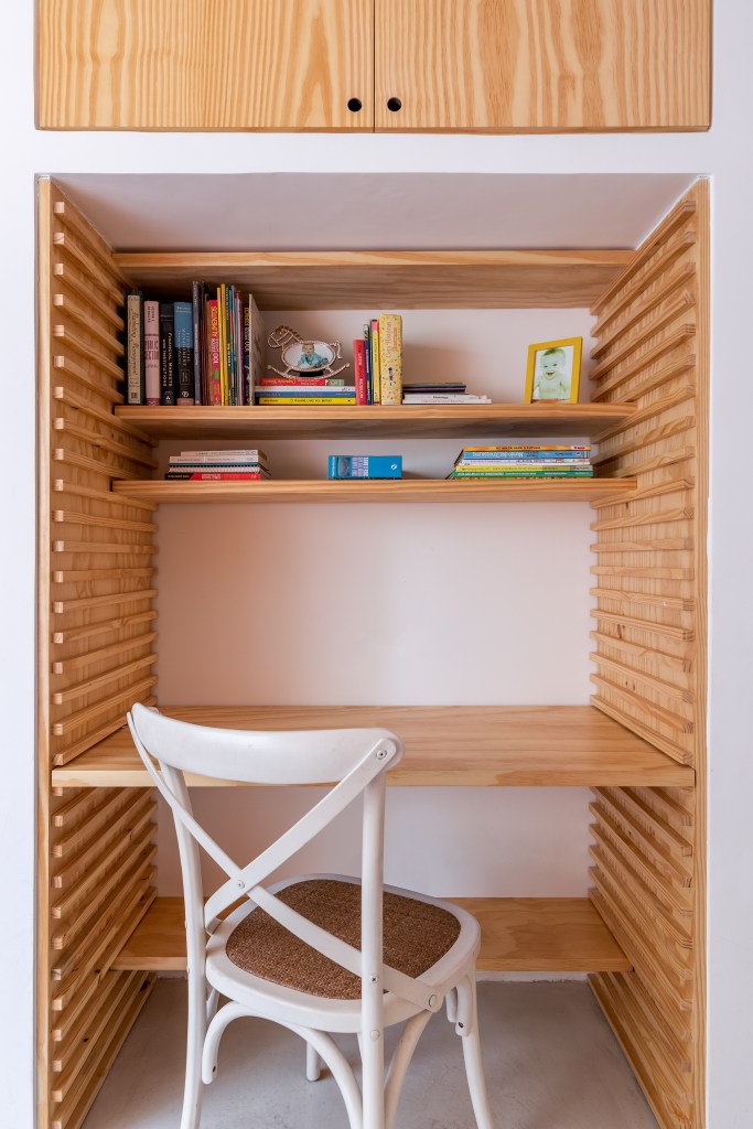 como-decorar-a-casa-com-livros-Aie Tombolato-Foto Rafael Renzo Home office; armário; cloffice; bancada; prateleira; livros