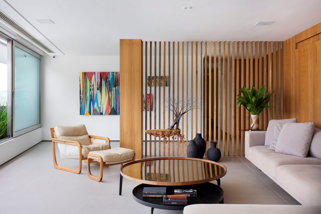 Linhas clean, tons claros e estilo contemporâneo marcam cobertura de 458m²