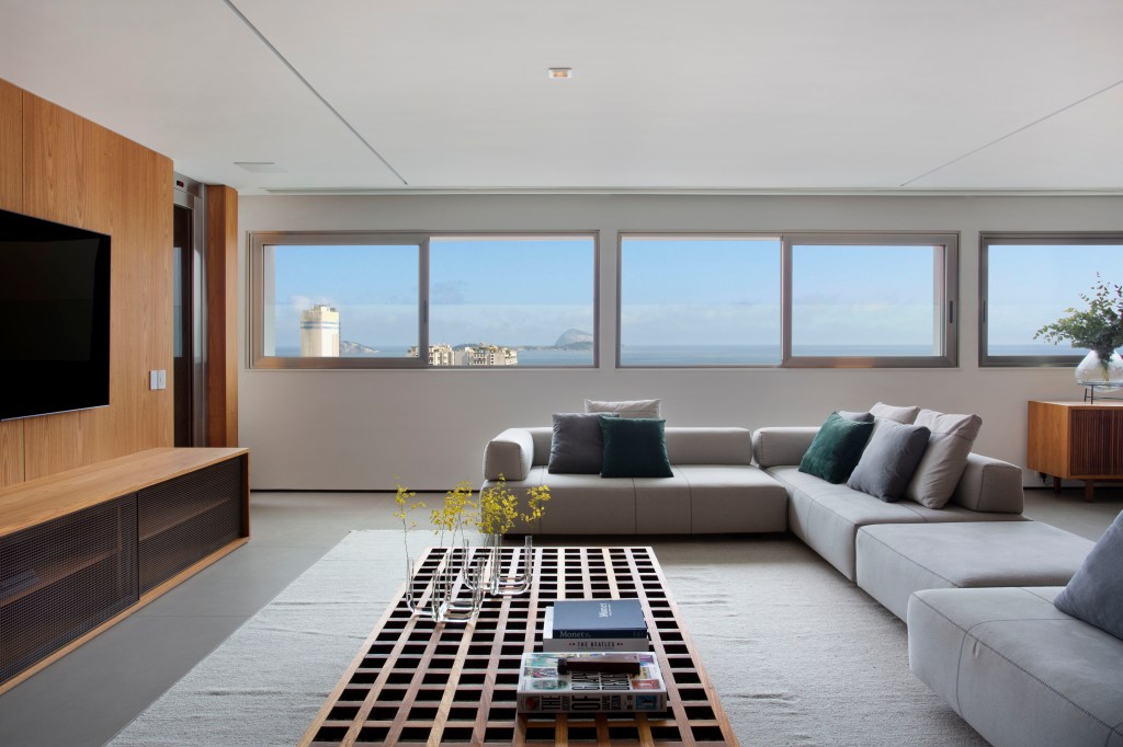 linhas-clean-tons-claros-estilo-contemporaneo-cobertura-458m-magarao-lindenberg- arquitetura-fotos-juliano-colodeti-13-sala-tv Sala de tv; sofá cinza; sofá em L; mesa de centro;