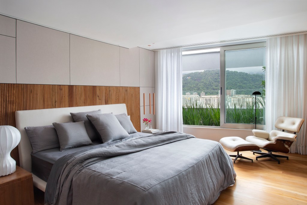 linhas-clean-tons-claros-estilo-contemporaneo-cobertura-458m-magarao-lindenberg- arquitetura-fotos-juliano-colodeti-20-quarto Quarto; cama de casal; roupa de cama cinza; poltrona; poltrona Eames