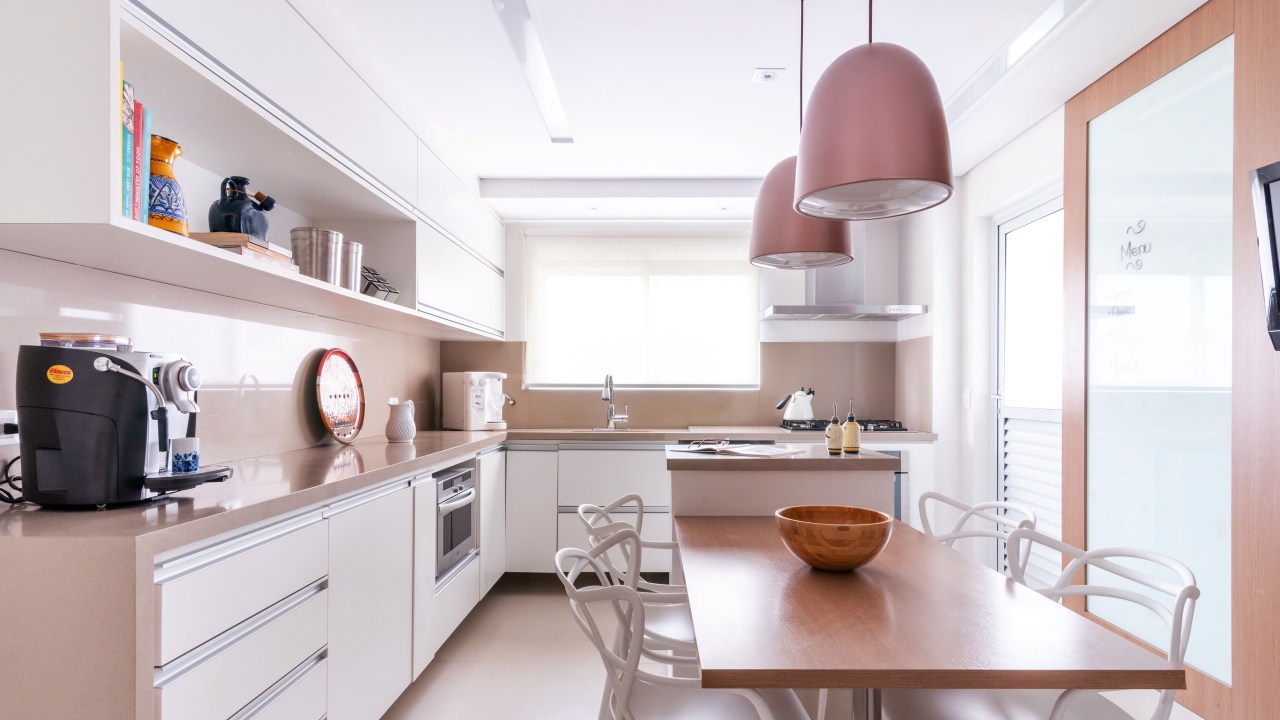 Cozinha; piso da cozinha; marcenaria branca; luminária; porcelanato