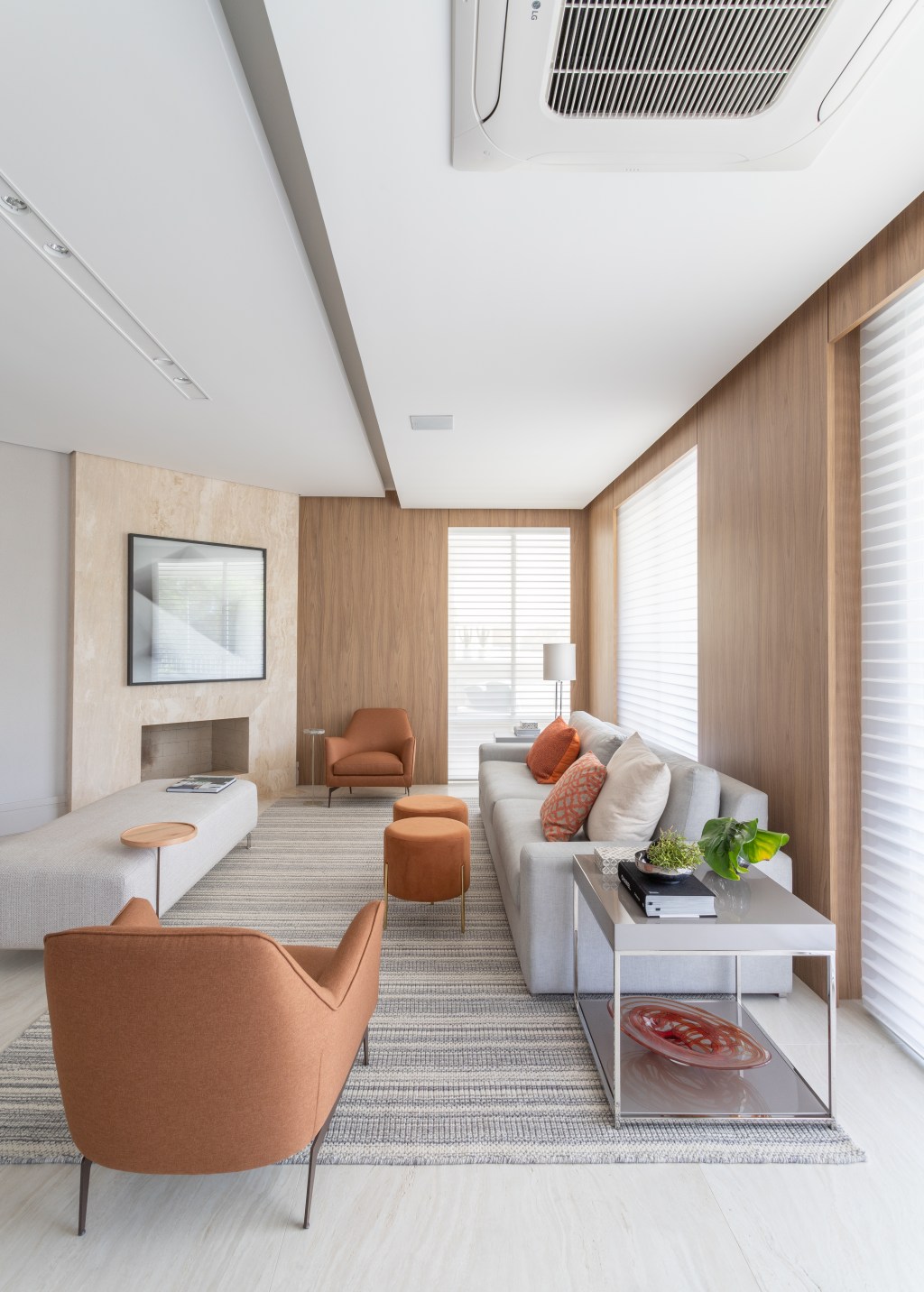 Reforma em apê elegante de 350m² integra varanda e aumenta a cozinha