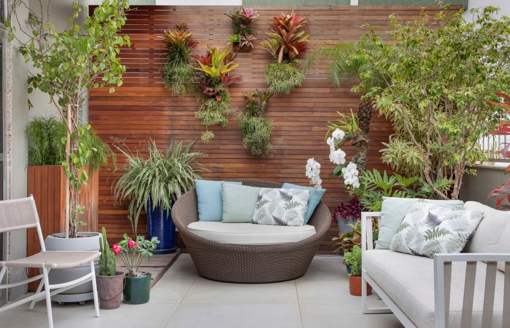 ape-170m-decoracao-inspirada-natureza-lavabo-tropical-cristina-bezamat-fotos-denilson-machado-13-jardim-vertical Área externa; jardim; jardim vertical; sofá redondo; sofá; plantas; folhagens; orquídeas