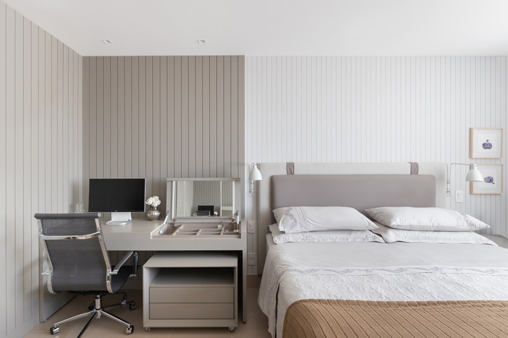 ape-de-140-m²-ganha-decor-contemporaneo-com-marcenaria-e-gesso-quarto-casal-julia-totoli-(3) Apê 140 m² Primo Arquitetura quarto casal cama armario