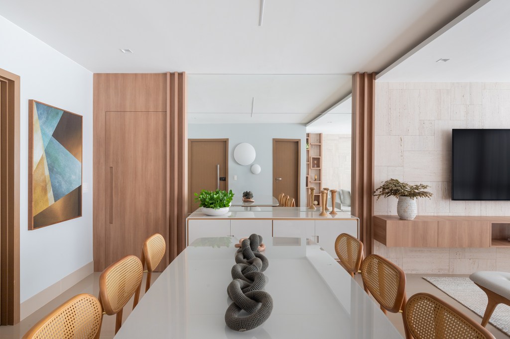 ape-de-140-m²-ganha-decor-contemporaneo-com-marcenaria-e-gesso-sala-jantar-julia-totoli-(2) Apê 140 m² Primo Arquitetura sala jantar mesa cadeira madeira