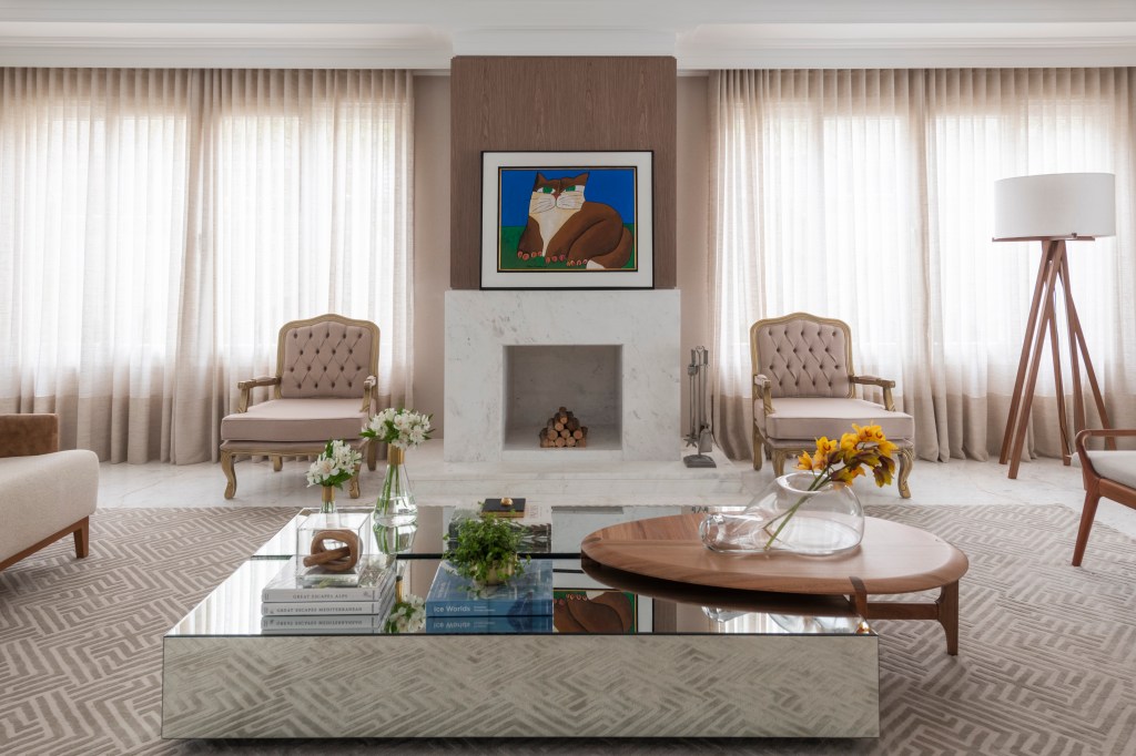 casa-ganha-area-social-moderna-com-toques-classicos-de-decoracao-barbara-kahhale-credito-raul-fonseca-sala-lareira(14) Casa área social moderna toques clássicos decoração Barbara Kahhale alphaville sala estar lareira sofa poltrona tapete quadro