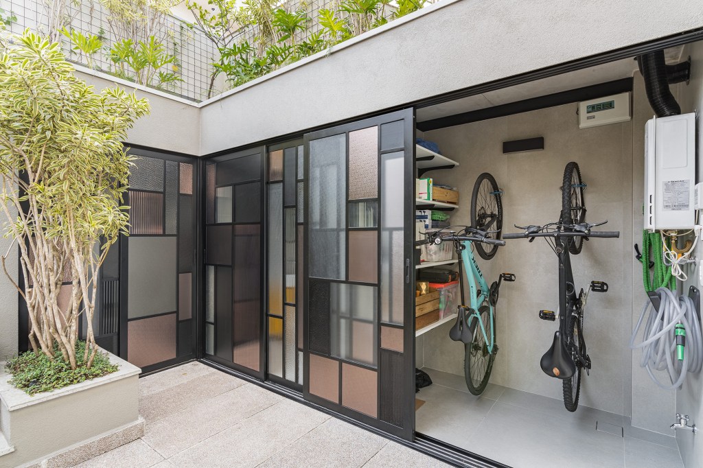 casa-ganha-lounge-externo-com-piscina-elevada-jardim-vertical-e-fogueira-bia-hajnal-cadu-lopes-edicula (3) Casa lounge externo Bia Hajnal área externa edícula deposito cimento queimado bicicleta jardim