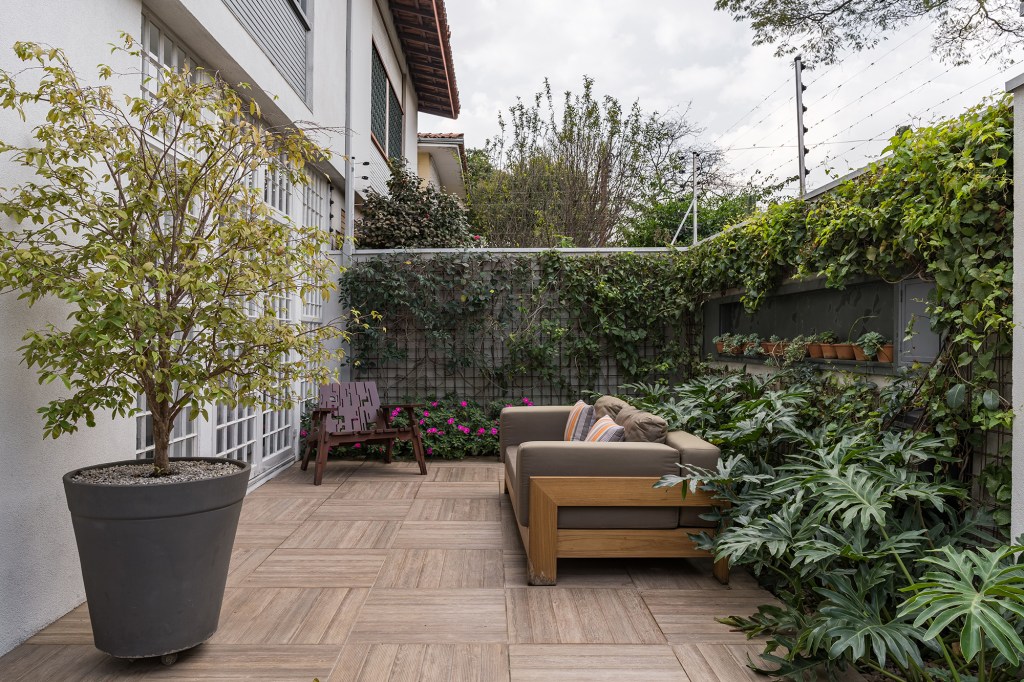 casa-ganha-lounge-externo-com-piscina-elevada-jardim-vertical-e-fogueira-bia-hajnal-cadulopes-jardim (1) Casa lounge externo Bia Hajnal jardim lounge externo sofa plantas vaso jardim vertical